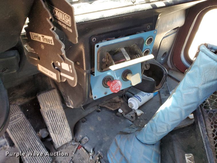 image for item DD0285 2001 Peterbilt 379  semi truck