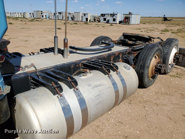 image for item DD0285 2001 Peterbilt 379  semi truck