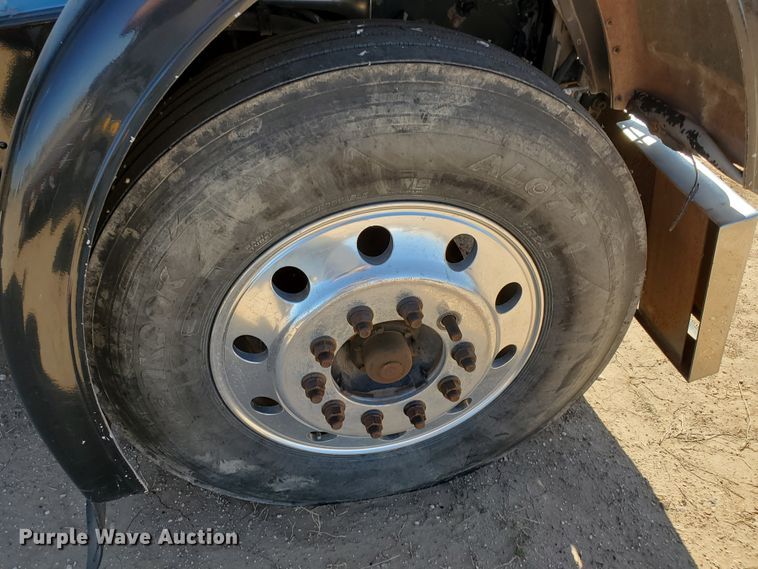 image for item DD0285 2001 Peterbilt 379  semi truck