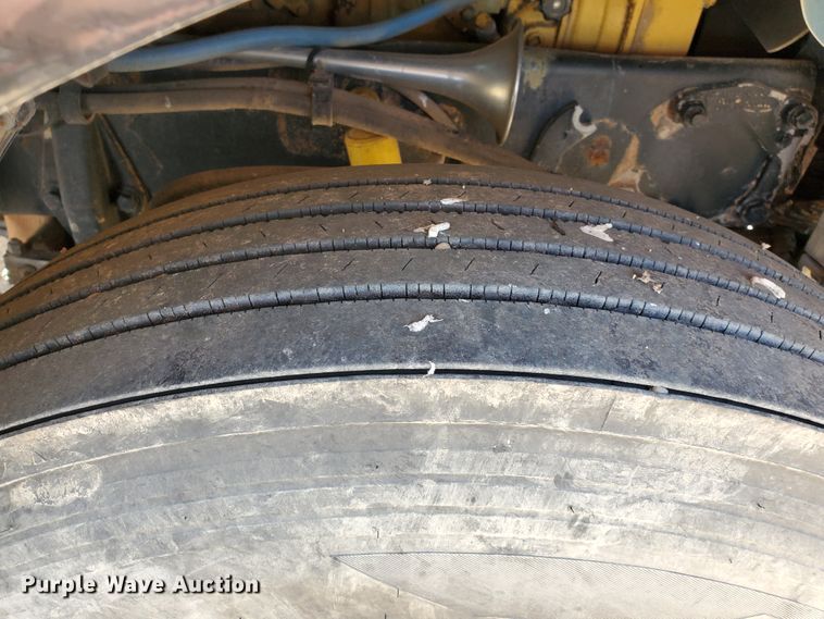 image for item DD0285 2001 Peterbilt 379  semi truck