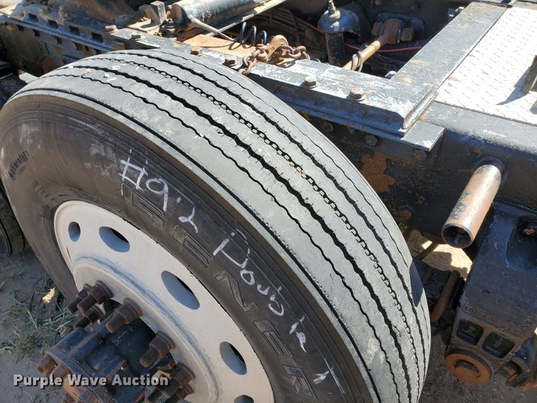 image for item DD0285 2001 Peterbilt 379  semi truck