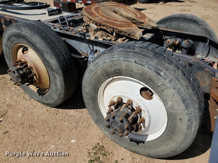 image for item DD0285 2001 Peterbilt 379  semi truck