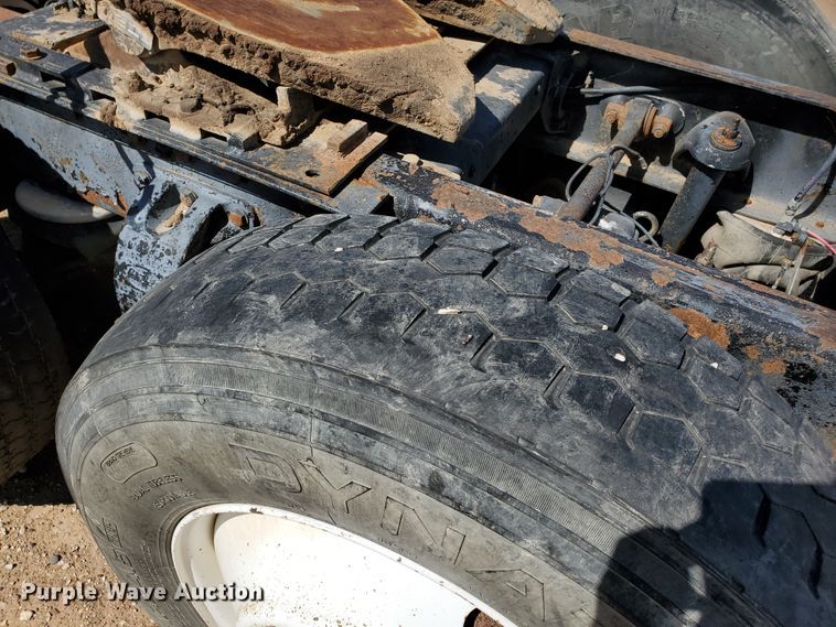 image for item DD0285 2001 Peterbilt 379  semi truck