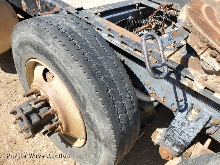 image for item DD0285 2001 Peterbilt 379  semi truck