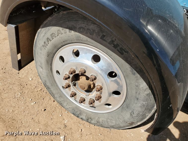 image for item DD0285 2001 Peterbilt 379  semi truck