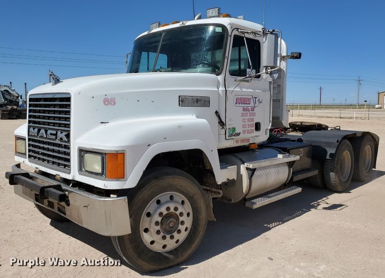 image for item DD0288 1997 Mack CH613  semi truck