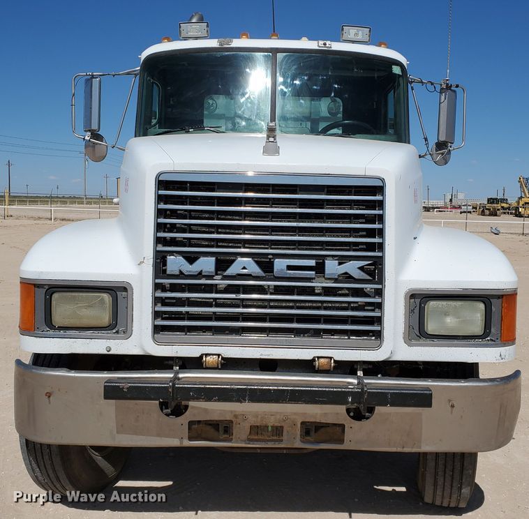 image for item DD0288 1997 Mack CH613  semi truck