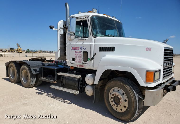 image for item DD0288 1997 Mack CH613  semi truck