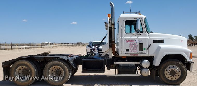 image for item DD0288 1997 Mack CH613  semi truck