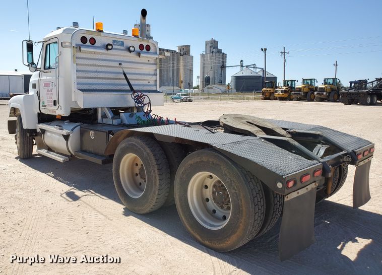 image for item DD0288 1997 Mack CH613  semi truck