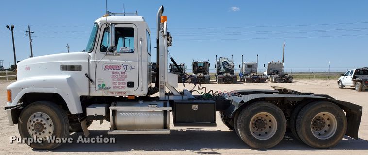 image for item DD0288 1997 Mack CH613  semi truck