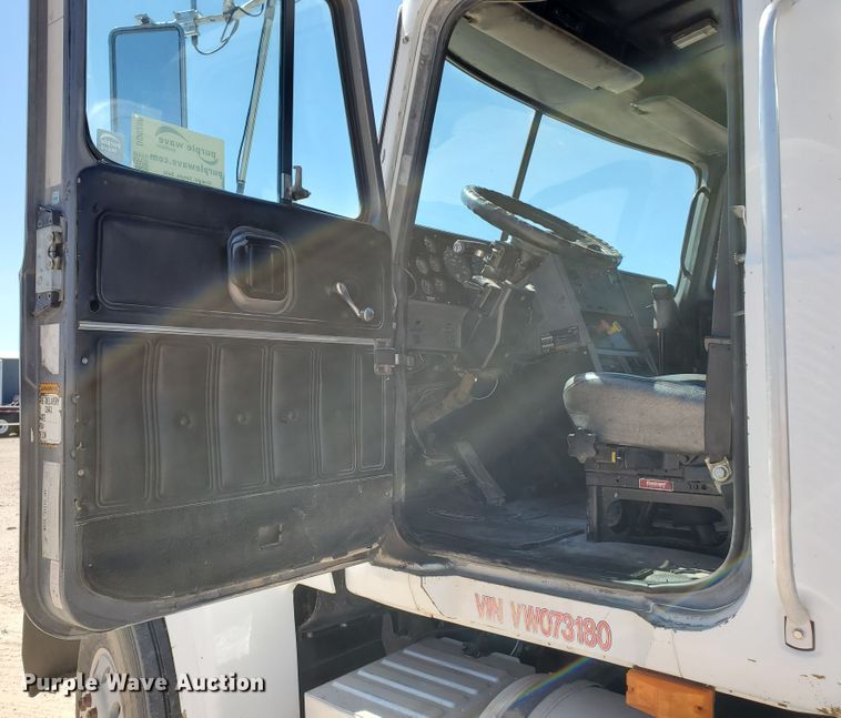 image for item DD0288 1997 Mack CH613  semi truck