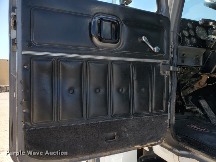 image for item DD0288 1997 Mack CH613  semi truck