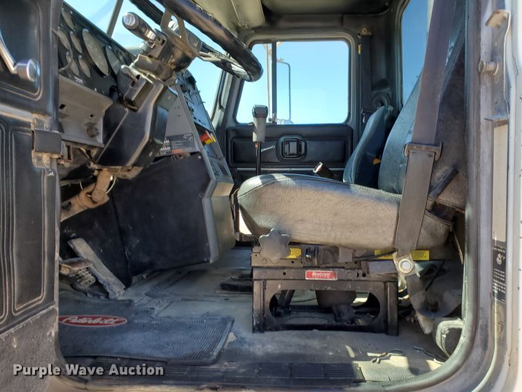 image for item DD0288 1997 Mack CH613  semi truck