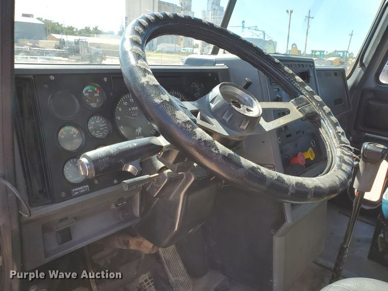 image for item DD0288 1997 Mack CH613  semi truck