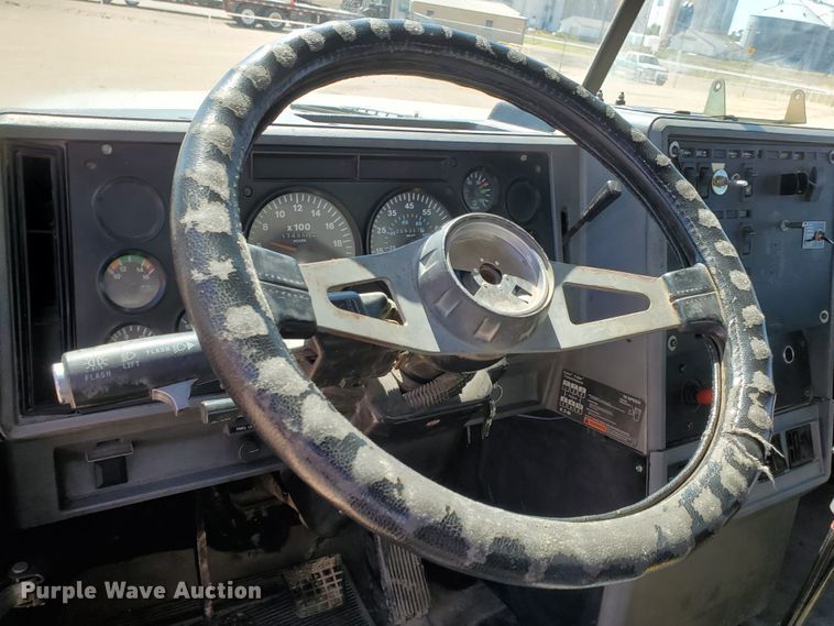 image for item DD0288 1997 Mack CH613  semi truck