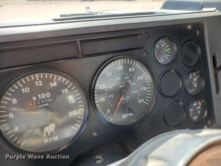 image for item DD0288 1997 Mack CH613  semi truck