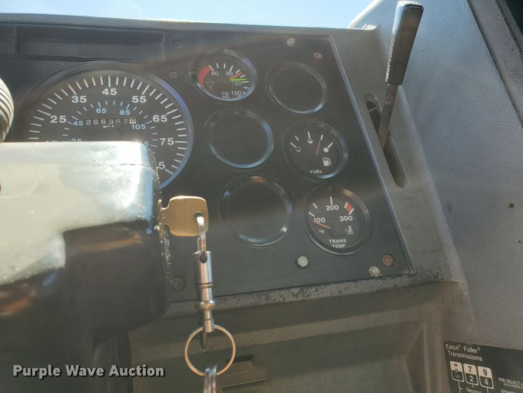 image for item DD0288 1997 Mack CH613  semi truck