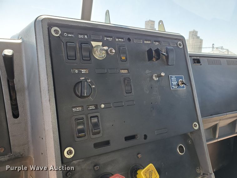 image for item DD0288 1997 Mack CH613  semi truck