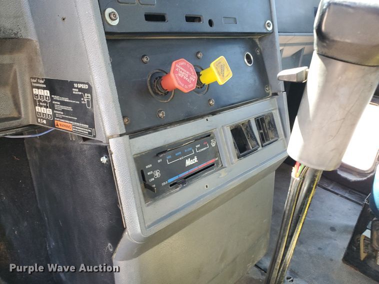 image for item DD0288 1997 Mack CH613  semi truck