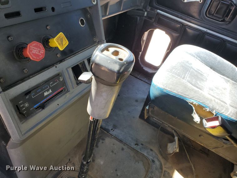 image for item DD0288 1997 Mack CH613  semi truck