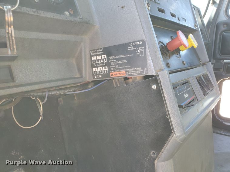 image for item DD0288 1997 Mack CH613  semi truck