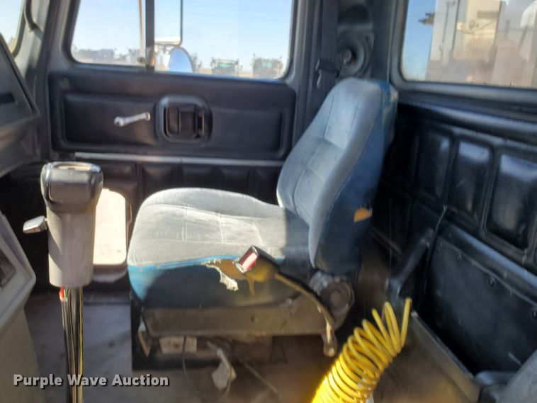 image for item DD0288 1997 Mack CH613  semi truck