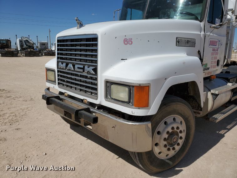 image for item DD0288 1997 Mack CH613  semi truck