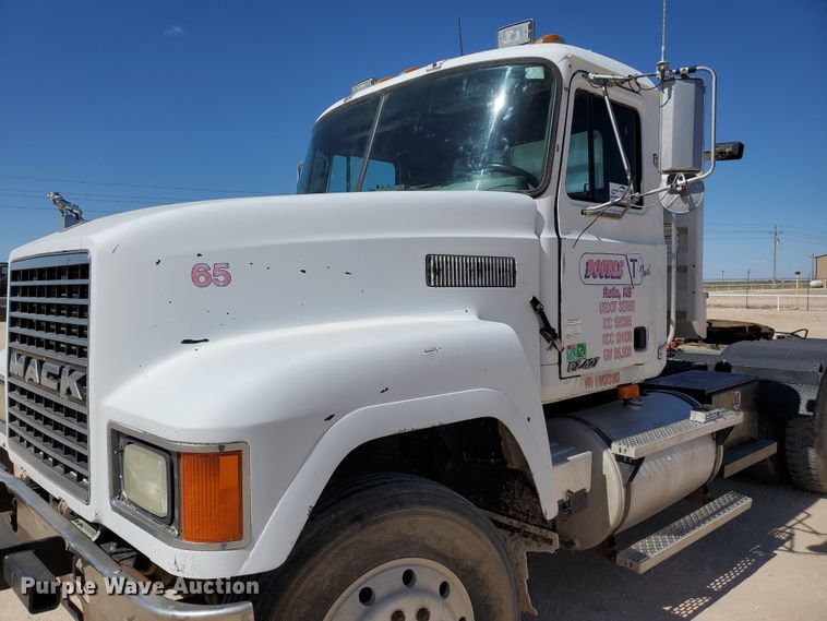 image for item DD0288 1997 Mack CH613  semi truck