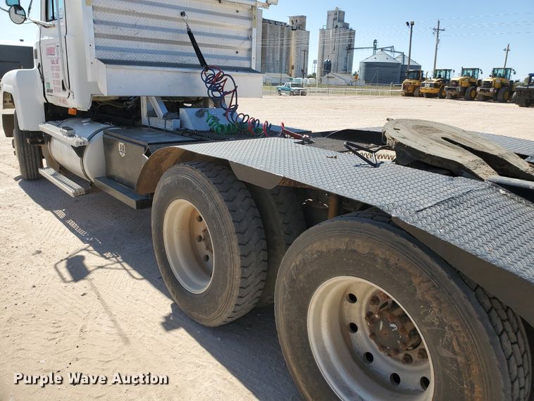 image for item DD0288 1997 Mack CH613  semi truck