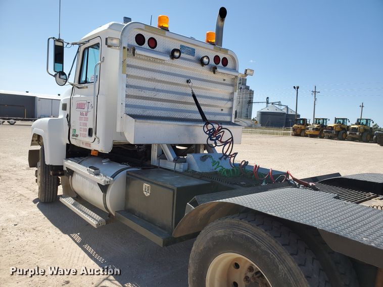 image for item DD0288 1997 Mack CH613  semi truck