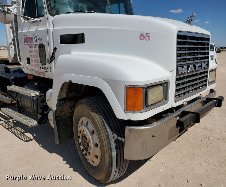 image for item DD0288 1997 Mack CH613  semi truck