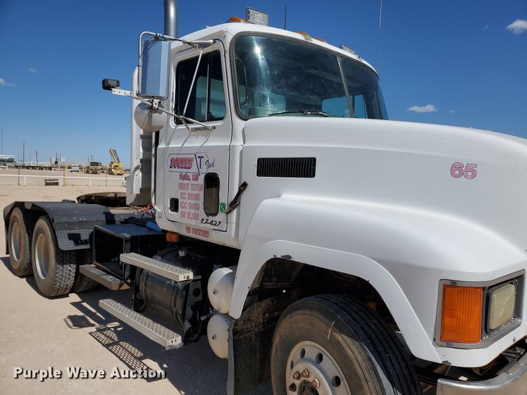 image for item DD0288 1997 Mack CH613  semi truck