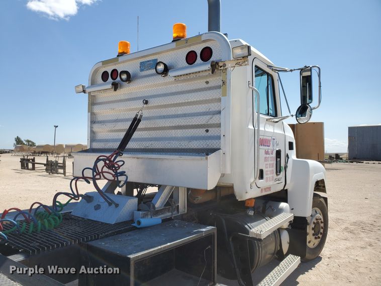 image for item DD0288 1997 Mack CH613  semi truck