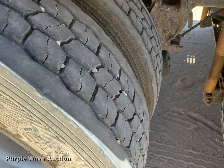 image for item DD0288 1997 Mack CH613  semi truck