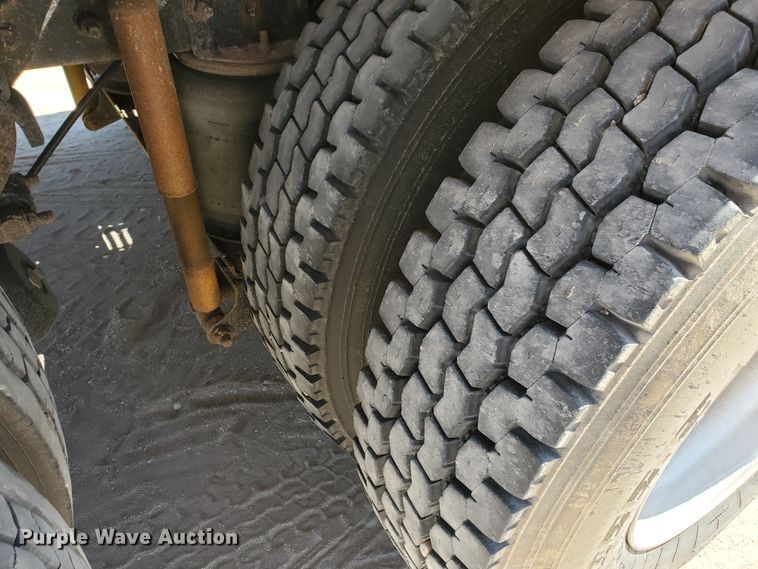 image for item DD0288 1997 Mack CH613  semi truck