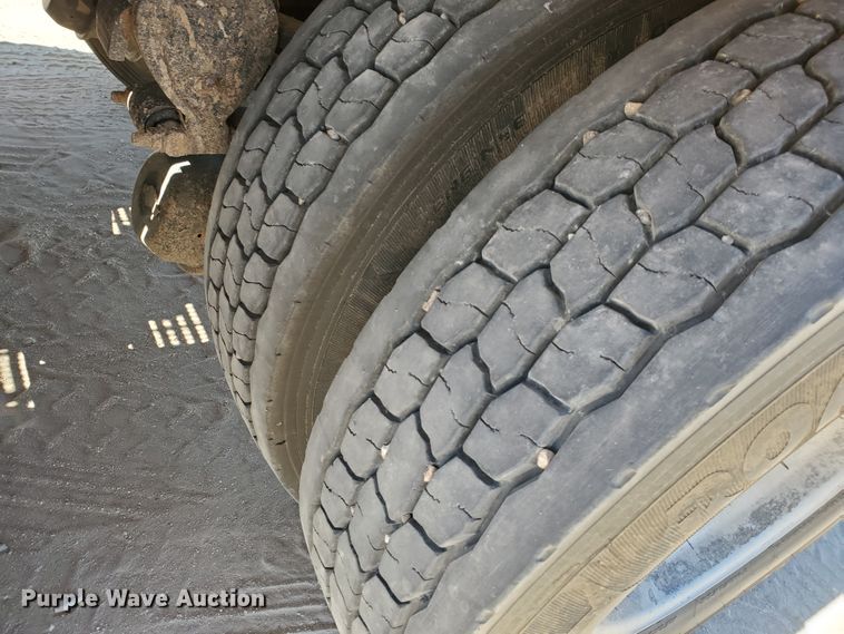 image for item DD0288 1997 Mack CH613  semi truck