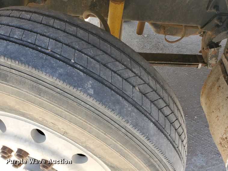 image for item DD0288 1997 Mack CH613  semi truck