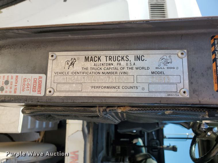 image for item DD0288 1997 Mack CH613  semi truck