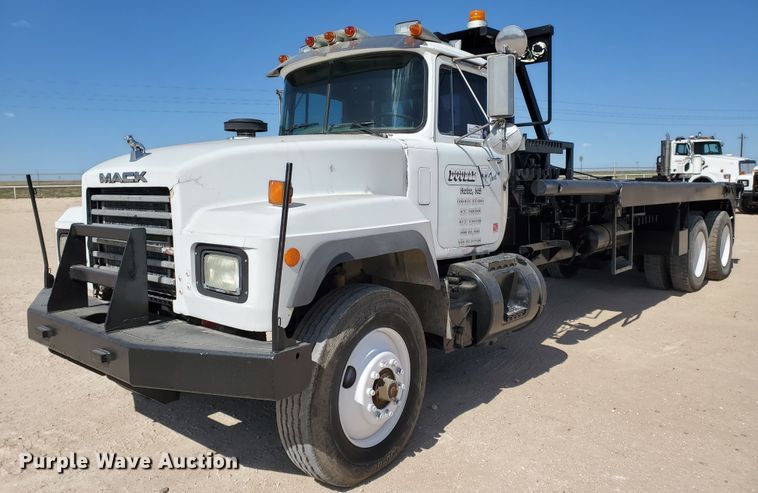 image for item DD0289 1992 Mack RD  winch truck