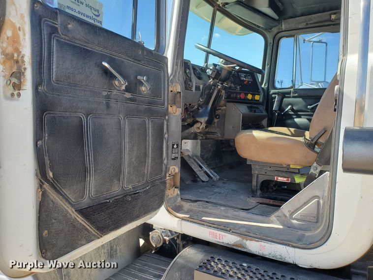 image for item DD0289 1992 Mack RD  winch truck