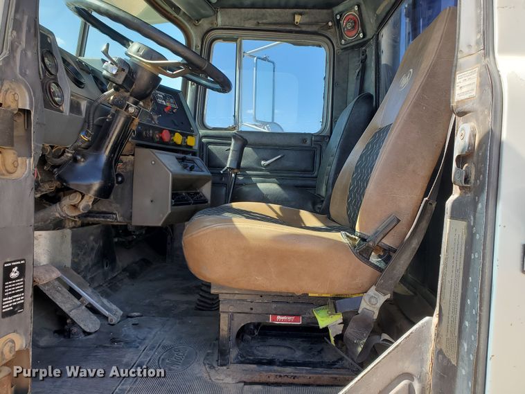 image for item DD0289 1992 Mack RD  winch truck