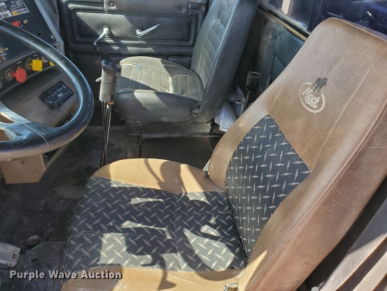 image for item DD0289 1992 Mack RD  winch truck