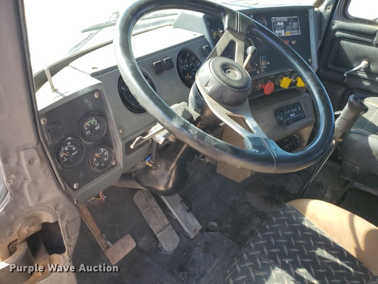 image for item DD0289 1992 Mack RD  winch truck