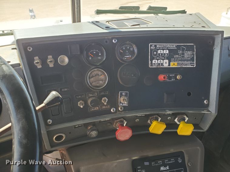 image for item DD0289 1992 Mack RD  winch truck