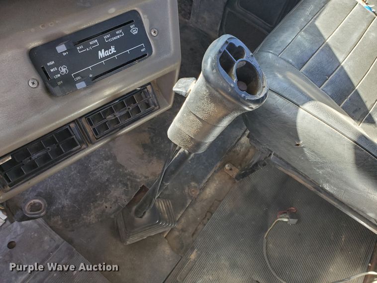 image for item DD0289 1992 Mack RD  winch truck