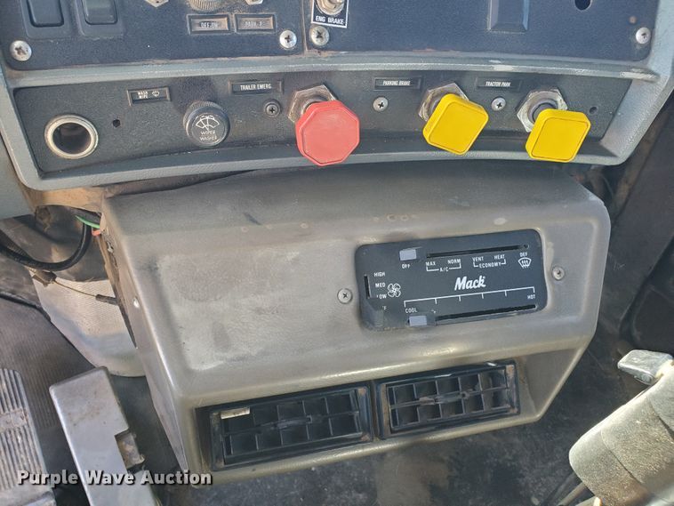 image for item DD0289 1992 Mack RD  winch truck