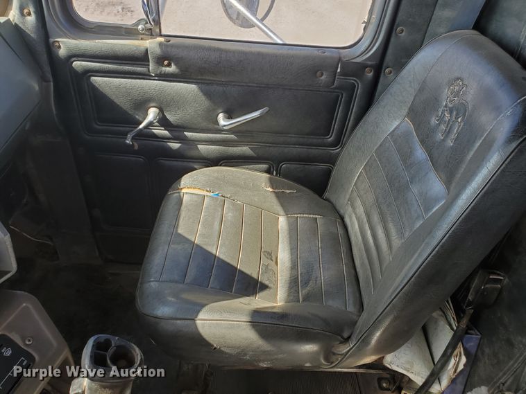 image for item DD0289 1992 Mack RD  winch truck