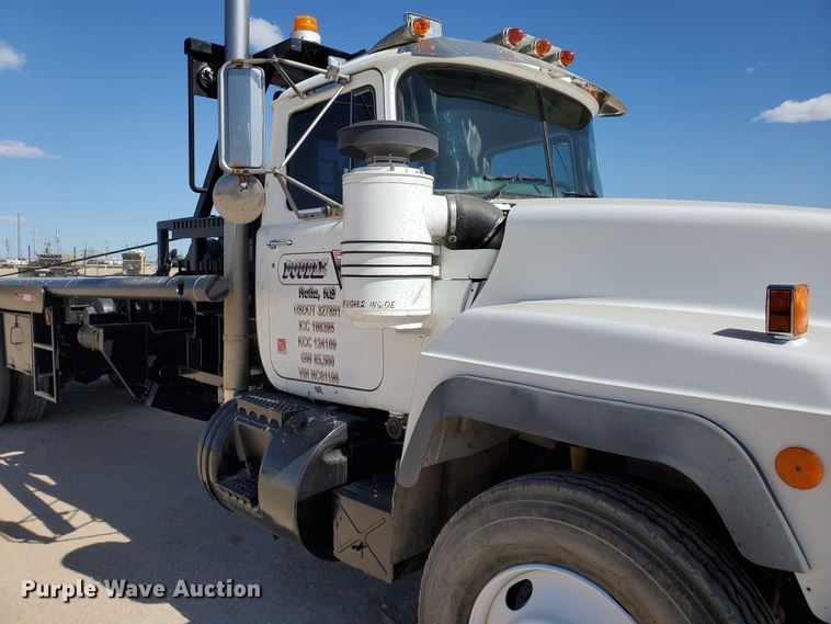 image for item DD0289 1992 Mack RD  winch truck