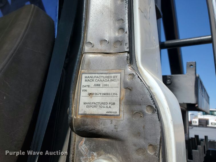 image for item DD0289 1992 Mack RD  winch truck